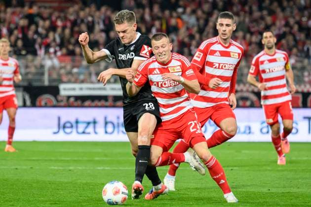 in the picture from l Matthias Ginter SC Freiburg , Andrej Ilic 1 FC Union , duel, action, fight, fights for the ball, GER, Berlin, 1 FC Union Berlin vs SC Freiburg, Bundesliga, Football, DFB, Spielzeit 2025 2026, Alte Foersterei, DFB DFL REGULATIONS PROHIBIT ANY USE OF PHOTOGRAPHS AS IMAGE SEQUENCES AND OR QUASI VIDEO, 01 11 25, Copyright: HMBxMedia UwexKoch