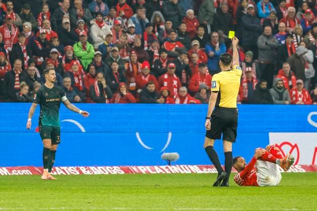 Marco Friedl SV Werder Bremen, 32 gets the yellow card from referee Florian Badstuˆbner , Germany, Football, 1 Bundesliga, Matchday 9, 2025 2026, 1 FSV Mainz vs Werder Bremen, 01 11 2025, Mewa Arena, Mainz, Germany Mainz Mewa Arena Rheinland Pfalz Germany Copyright: xGrantxHubbsx