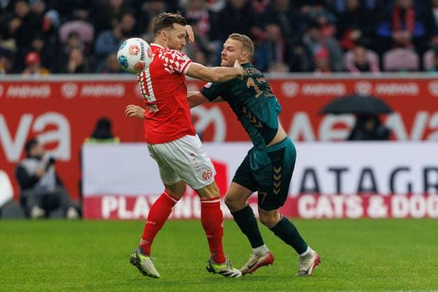 Marco Gruell SV Werder Bremen in a duel with Silvan Dominic Widmer FSV Mainz 05 , FSV Mainz 05 vs SV Werder Bremen, Football, 1 Bundesliga, Matchday 9, Season 2025 2026, 01 11 2025 DFB regulations prohibit any use of photographs as image sequences and or quasi video FSV Mainz 05 vs SV Werder Bremen, Football, 1 Bundesliga, Matchday 9, Season 2025 2026, 01 11 2025 Copyright: xEibner-Pressefoto AlexanderxNeisx EP_ANS
