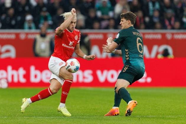 Bendict Hollerbach FSV Mainz 05 in duel with Jens Stage SV Werder Bremen , FSV Mainz 05 vs SV Werder Bremen, Football, 1 Bundesliga, Matchday 9, Season 2025 2026, 01 11 2025 DFB regulations prohibit any use of photographs as image sequences and or quasi video FSV Mainz 05 vs SV Werder Bremen, Football, 1 Bundesliga, Matchday 9, Season 2025 2026, 01 11 2025 Copyright: xEibner-Pressefoto AlexanderxNeisx EP_ANS