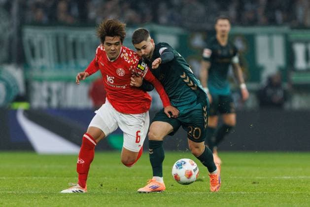 Kaishu Sano FSV Mainz 05 in duel with Romano Schmid SV Werder Bremen , FSV Mainz 05 vs SV Werder Bremen, Football, 1 Bundesliga, Matchday 9, Season 2025 2026, 01 11 2025 DFB regulations prohibit any use of photographs as image sequences and or quasi video FSV Mainz 05 vs SV Werder Bremen, Football, 1 Bundesliga, Matchday 9, Season 2025 2026, 01 11 2025 Copyright: xEibner-Pressefoto AlexanderxNeisx EP_ANS