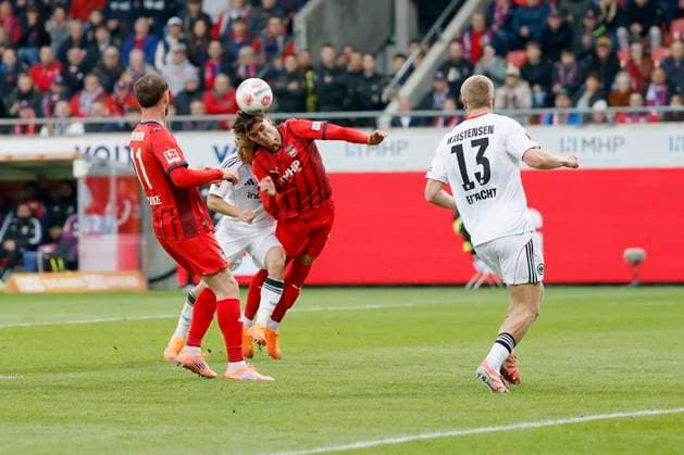 Header duel between Ritsu Doan Eintracht Frankfurt, 20 l and Mathias Honsak 1 FC Heidenheim, 17 , 01 11 2025, Football, Bundesliga, 1 FC Heidenheim Eintracht Frankfurt, GER, Heidenheim, Voith Arena, DFL REGULATIONS PROHIBIT ANY USE OF PHOTOGRAPHS AS IMAGE SEQUENCES AND OR QUASI VIDEO Copyright: HMBxMedia xHeikoxBecker
