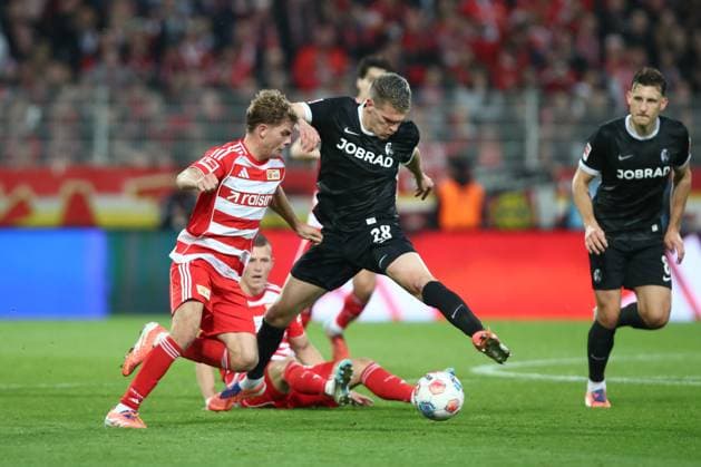 01 11 2025, xtgx, Football 1 Bundesliga, 1 FC Union Berlin SC Freiburg emspor, v l Andras Schaefer Schäfer, Union Berlin, 13 , Matthias Ginter SC Freiburg, 28 duel, duel, fight, tackle DFL DFB REGULATIONS PROHIBIT ANY USE OF PHOTOGRAPHS as IMAGE SEQUENCES and or QUASI VIDEO Berlin
