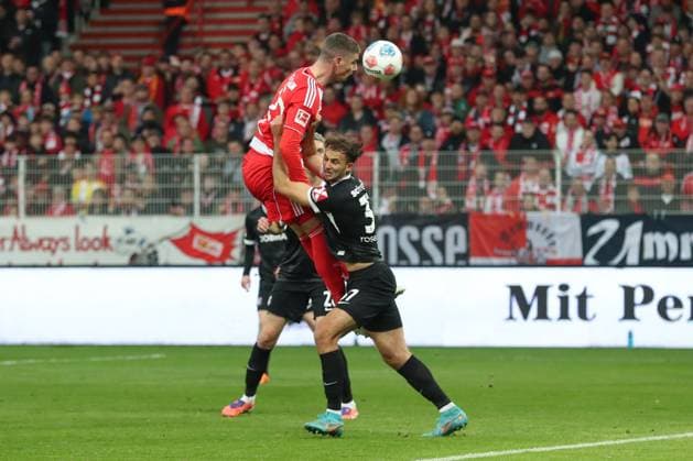 01 11 2025, xtgx, Football 1 Bundesliga, 1 FC Union Berlin SC Freiburg emspor, v l Andrej Ilic Union Berlin, 23 , Max Rosenfelder SC Freiburg, 37 duel, duel, fight, tackle DFL DFB REGULATIONS PROHIBIT ANY USE OF PHOTOGRAPHS as IMAGE SEQUENCES and or QUASI VIDEO Berlin