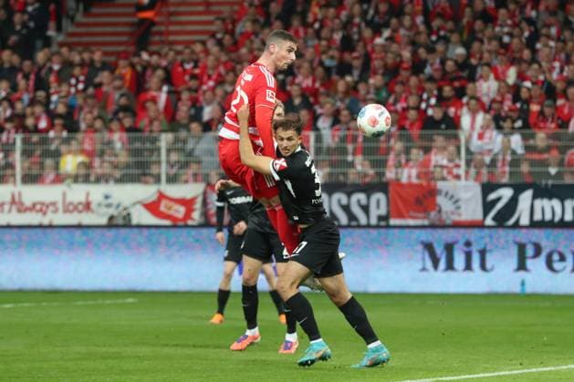 01 11 2025, xtgx, Football 1 Bundesliga, 1 FC Union Berlin SC Freiburg emspor, v l Andrej Ilic Union Berlin, 23 , Max Rosenfelder SC Freiburg, 37 duel, duel, fight, tackle DFL DFB REGULATIONS PROHIBIT ANY USE OF PHOTOGRAPHS as IMAGE SEQUENCES and or QUASI VIDEO Berlin
