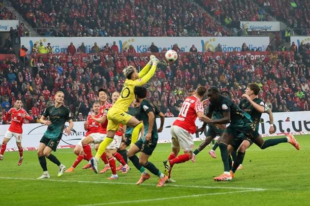 Mio Backhaus SV Werder Bremen, 30 on the ball , Germany, Football, 1 Bundesliga, 9 Matchday, 2025 2026, 1 FSV Mainz vs Werder Bremen, 01 11 2025, Mewa Arena, Mainz, Germany Mainz Mewa Arena Rheinland Pfalz Germany Copyright: xGrantxHubbsx