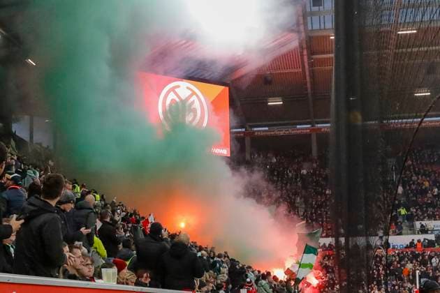FanblockSV Werder Bremen, Pyrotechnics , Germany, Football, 1 Bundesliga, 9 Matchday, 2025 2026, 1 FSV Mainz vs Werder Bremen, 01 11 2025, Mewa Arena, Mainz, Germany Mainz Mewa Arena Rheinland Pfalz Germany Copyright: xGrantxHubbsx