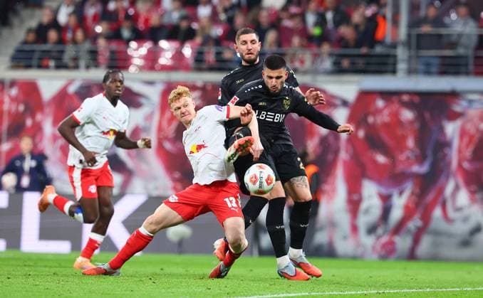RB Leipzig Stuttgart Bundesliga Leipzig, 01 11 2025, Red Bull Arena, Football, Bundesliga, Matchday 9 , RB Leipzig vs VfB Stuttgart , Pictured from l Nicolas Seiwald 13, RB Leipzig and Deniz Undav 26, Stuttgart , Picture Point