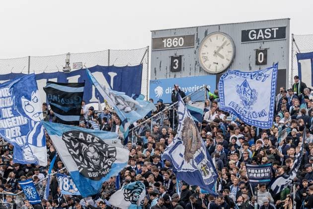 The scoreboard behind the Loewenfans in the Westkurve shows the final result of the Munich win 3 0 against Cottbus GER, TSV 1860 Muenchen vs FC Energie Cottbus, Soccer, 3 Bundesliga, Matchday 13, Season 2025 2026, 01 11 2025 DFL DFB REGULATIONS PROHIBIT ANY USE OF PHOTOGRAPHS as IMAGE SEQUENCES and or QUASI VIDEO GER, TSV 1860 Muenchen vs FC Energie Cottbus, Football, 3 Bundesliga, Matchday 13, Season 2025 2026, 01 11 2025 Muenchen Copyright: xEibner-Pressefoto HeikexFeinerx EP_HFR
