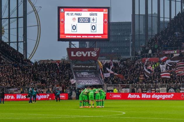 Gladbach team at the circle before kick-off, GER, FC St Pauli vs Borussia Moenchengladbach, Football, Bundesliga, Matchday 9, Season 2025 2026, 01 11 2025 DFL REGULATES PROHIBIT ANY USE OF PHOTOGRAPHS AS IMAGE SEQUENCES AND OR QUASI VIDEO GER, FC St Pauli vs Borussia Moenchengladbach, Football, Bundesliga, Matchday 9, Season 2025 2026, 01 11 2025 Hamburg Copyright: xEibner-Pressefoto MaxxVincenx EP_MVN