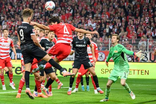 in the picture from l Lucas Hoeler SC Freiburg , Diogo Leite 1 FC Union , Frederik Roennow 1 FC Union , duel, action, fight, fights for the ball, GER, Berlin, 1 FC Union Berlin vs SC Freiburg, Bundesliga, Football, DFB, Spielzeit 2025 2026, Alte Foersterei, DFB DFL REGULATIONS PROHIBIT ANY USE OF PHOTOGRAPHS AS IMAGE SEQUENCES AND OR QUASI VIDEO, 01 11 25, Copyright: HMBxMedia UwexKoch