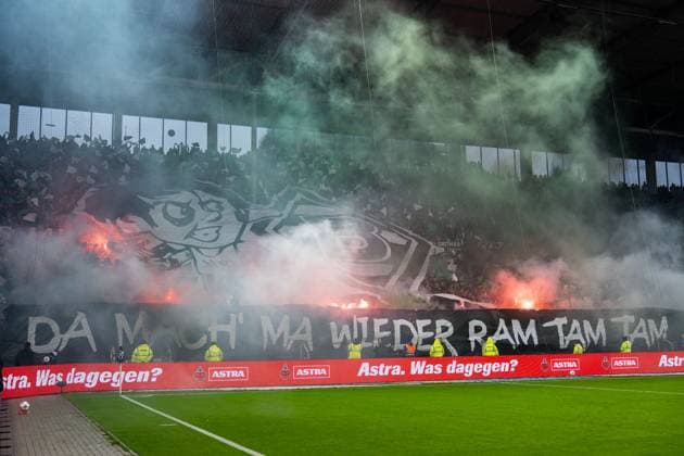 Gladbach Fans Ultras Choreo before kick-off, Pyrotechnics Bengalo Fans Ultras, GER, FC St Pauli vs Borussia Moenchengladbach, Football, Bundesliga, Matchday 9, Season 2025 2026, 01 11 2025 DFL REGULATES PROHIBIT ANY USE OF PHOTOGRAPHS AS IMAGE SEQUENCES AND OR QUASI VIDEO GER, FC St Pauli vs Borussia Moenchengladbach, Football, Bundesliga, Matchday 9, Season 2025 2026, 01 11 2025 Hamburg Copyright: xEibner-Pressefoto MaxxVincenx EP_MVN
