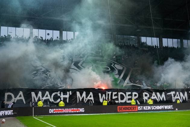 Gladbach Fans Ultras Choreo before kick-off, Pyrotechnics Bengalo Fans Ultras,, GER, FC St Pauli vs Borussia Moenchengladbach, Football, Bundesliga, Matchday 9, Season 2025 2026, 01 11 2025 DFL REGULATES PROHIBIT ANY USE OF PHOTOGRAPHS AS IMAGE SEQUENCES AND OR QUASI VIDEO GER, FC St Pauli vs Borussia Moenchengladbach, Football, Bundesliga, Matchday 9, Season 2025 2026, 01 11 2025 Hamburg Copyright: xEibner-Pressefoto MaxxVincenx EP_MVN
