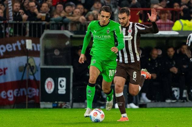 Florian Neuhaus Borussia Moenchengladbach, 10 dribbling against James Sands FC St Pauli, 06 , GER, FC St Pauli vs Borussia Moenchengladbach, Football, Bundesliga, Matchday 9, Season 2025 2026, 01 11 2025 DFL REGULATES PROHIBIT ANY USE OF PHOTOGRAPHS AS IMAGE SEQUENCES AND OR QUASI VIDEO GER, FC St Pauli vs Borussia Moenchengladbach, Football, Bundesliga, Matchday 9, Season 2025 2026, 01 11 2025 Hamburg Copyright: xEibner-Pressefoto MaxxVincenx EP_MVN