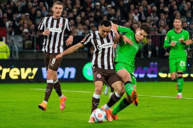 Manolis Saliakas FC St Pauli, 02 in duel, fight for the ball with Lukas Ullrich Borussia Moenchengladbach, 26 , GER, FC St Pauli vs Borussia Moenchengladbach, Football, Bundesliga, Matchday 9, Season 2025 2026, 01 11 2025 DFL REGULATES PROHIBIT ANY USE OF PHOTOGRAPHS AS IMAGE SEQUENCES AND OR QUASI VIDEO GER, FC St Pauli vs Borussia Moenchengladbach, Football, Bundesliga, Matchday 9, Season 2025 2026, 01 11 2025 Hamburg Copyright: xEibner-Pressefoto MaxxVincenx EP_MVN
