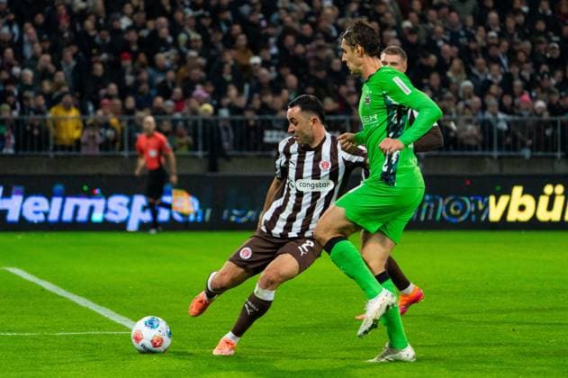 Manolis Saliakas FC St Pauli, 02 klart vor Florian Neuhaus Borussia Moenchengladbach, 10 , GER, FC St Pauli vs Borussia Moenchengladbach, Football, Bundesliga, Matchday 9, Season 2025 2026, 01 11 2025 DFL REGULATES PROHIBIT ANY USE OF PHOTOGRAPHS AS IMAGE SEQUENCES AND OR QUASI VIDEO GER, FC St Pauli vs Borussia Moenchengladbach, Football, Bundesliga, Matchday 9, Season 2025 2026, 01 11 2025 Hamburg Copyright: xEibner-Pressefoto MaxxVincenx EP_MVN