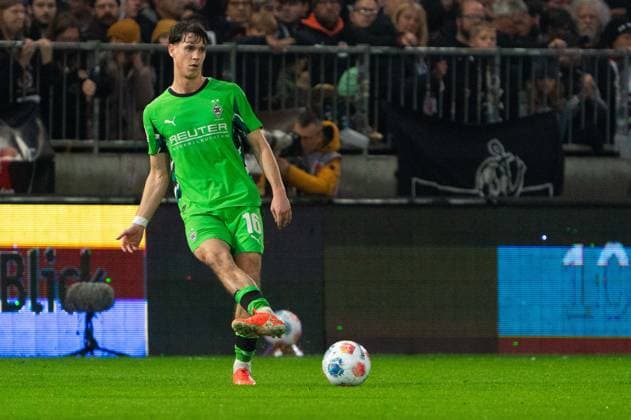 Philipp Sander Borussia Moenchengladbach, 16 on pass, single image, single photo, portrait, portrait, cropped, GER, FC St Pauli vs Borussia Moenchengladbach, Football, Bundesliga, Matchday 9, Season 2025 2026, 01 11 2025 DFL REGULATES PROHIBIT ANY USE OF PHOTOGRAPHS AS IMAGE SEQUENCES AND OR QUASI VIDEO GER, FC St Pauli vs Borussia Moenchengladbach, Football, Bundesliga, Matchday 9, Season 2025 2026, 01 11 2025 Hamburg Copyright: xEibner-Pressefoto MaxxVincenx EP_MVN