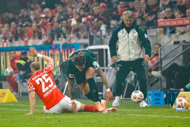 Andreas Hanche Olsen 1 FSV Mainz, 25 and Marco Friedl SV Werder Bremen, 32 in duel , Germany, Soccer, 1 Bundesliga, Matchday 9, 2025 2026, 1 FSV Mainz vs Werder Bremen, 01 11 2025, Mewa Arena, Mainz, Germany Mainz Mewa Arena Rheinland Pfalz Germany Copyright: xGrantxHubbsx