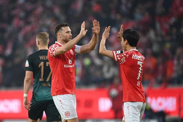 Silvan WIDMER MZ cheers after his goal to 1 0 with Jae Sung LEE MZ , Jubel, jubeln, Freude, cheers, 1 FSV Mainz 05 MZ SV Werder Bremen HB Fussball 1 Bundesliga Saison 2025 2026, 9 Spieltag, Spieltag9, matchday9, am 01 11 2025, MEWA Arena Mainz DFL regulations prohibit any use of photographs as image sequences and or quasi video Â