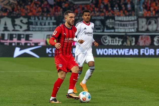 Arijon Ibrahimovic 22 1FC Heidenheim 1846 in action, behind Ansgar Knauff 7 Eintracht Frankfurt , 1 FC Heidenheim 1846 vs Eintracht Frankfurt, Football, Men, DFL, Bundesliga, Season 2025 2026, Voith Arena, 9 Matchday, 01 11 2025 Heidenheim Baden Wuerttemberg Germany Copyright: xkolbert-press MartinxAgüerax