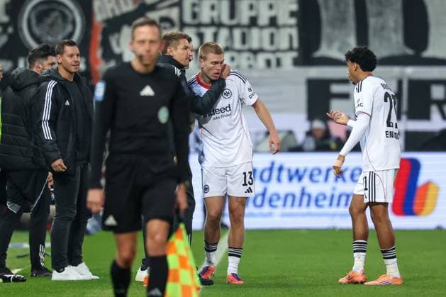 Head coach Dino Toppmoeller Eintracht Frankfurt cheers with Rasmus Kristensen 13 Eintracht Frankfurt about the 1 1, gives instructions at the same time, with sports director Timmo Hardung Eintracht Frankfurt and Nathaniel Brown 21 Eintracht Frankfurt , 1 FC Heidenheim 1846 vs Eintracht Frankfurt, Football, Men, DFL, Bundesliga, Season 2025 2026, Voith Arena, Matchday 9, 01 11 2025 Heidenheim Baden Wuerttemberg Germany Copyright: xkolbert-press MartinxAgüerax