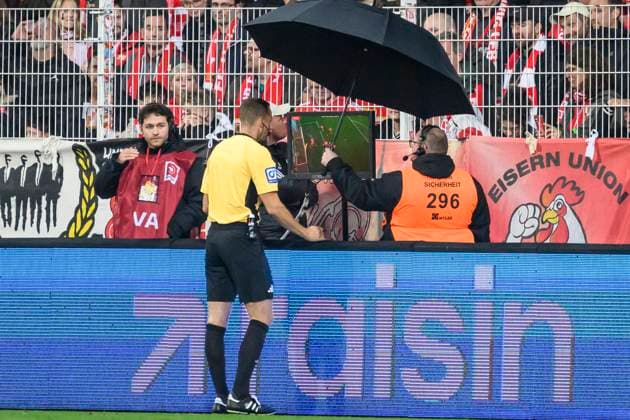 in the picture from l Soeren Storks referee, video evidence, var, after goal by Union, GER, Berlin, 1 FC Union Berlin vs SC Freiburg, Bundesliga, football, DFB, season 2025 2026, Alte Foersterei, DFB DFL REGULATIONS PROHIBIT ANY USE OF PHOTOGRAPHS AS IMAGE SEQUENCES AND OR QUASI VIDEO, 01 11 25, Copyright: HMBxMedia UwexKoch