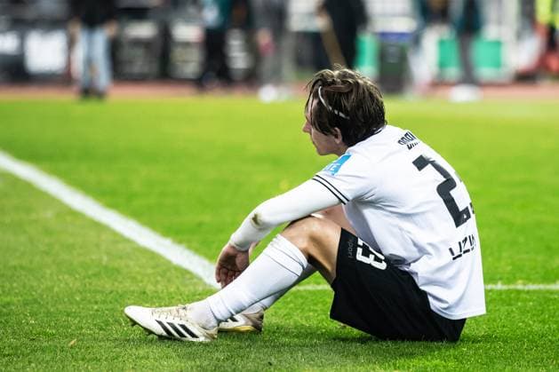Football, Season 2025 2026, 3 Liga, Donaustadion Ulm, Matchday 13, SSV Ulm 1846 Football VfB Stuttgart II, 01 11 2025 01 11 2025, Football, Season 2025 2026, 3 Liga, Donaustadion Ulm, Matchday 13, SSV Ulm 1846 Football VfB Stuttgart II, Emotions hanging heads after home defeat at SSV 23 Max Brandt SSV Ulm 1846 Football Photo Lucca Fundel Ulm Donaustadion Baden Württemberg Germany