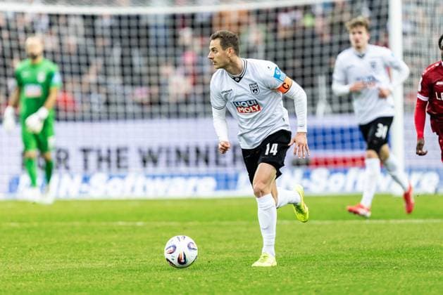Football, Season 2025 2026, 3 Liga, Donaustadion Ulm, 13 Matchday, SSV Ulm 1846 Soccer VfB Stuttgart II, 01 11 2025 01 11 2025, Football, Season 2025 2026, 3 Liga, Donaustadion Ulm, 13 Matchday, SSV Ulm 1846 Soccer VfB Stuttgart II, cropped single image 14 Dennis Dressel SSV Ulm 1846 Soccer Photo Lucca Fundel Ulm Donaustadion Baden Württemberg Germany