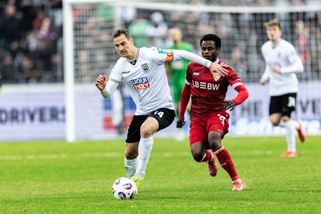 Football, Season 2025 2026, 3 Liga, Donaustadion Ulm, Matchday 13, SSV Ulm 1846 Football VfB Stuttgart II, 01 11 2025 01 11 2025, Football, Season 2025 2026, 3 Liga, Donaustadion Ulm, Matchday 13, SSV Ulm 1846 Football VfB Stuttgart II, v l 14 Dennis Dressel SSV Ulm 1846 Football , 17 Carney Chukwuemeka BVB Borussia Dortmund Photo Lucca Fundel Ulm Donaustadion Baden Württemberg Germany