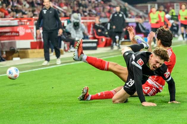 in the picture from l Philipp Treu SC Freiburg , Diogo Leite 1 FC Union , duel, action, fight, fights for the ball, GER, Berlin, 1 FC Union Berlin vs SC Freiburg, Bundesliga, Football, DFB, Spielzeit 2025 2026, Alte Foersterei, DFB DFL REGULATIONS PROHIBIT ANY USE OF PHOTOGRAPHS AS IMAGE SEQUENCES AND OR QUASI VIDEO, 01 11 25, Copyright: HMBxMedia UwexKoch