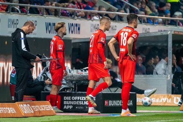 Triple change at FC Heidenheim, Niklas Dorsch FC Heidenheim, 30 , Adrian Beck FC Heidenheim, 21 , Marvin Pieringer FC Heidenheim, 18 , GER, 1 FC Heidenheim 1846 vs Eintracht Frankfurt, Football, 1 Bundesliga, Matchday 9, Season 2025 2026, 01 11 2025, DFL REGULATES PROHIBIT ANY USE OF PHOTOGRAPHS AS IMAGE SEQUENCES AND OR QUASI VIDEO, GER, 1 FC Heidenheim 1846 vs Eintracht Frankfurt, Football, 1 Bundesliga, Matchday 9, Season 2025 2026, 01 11 2025, Heidenheim Copyright: xEibner-Pressefoto EdwardxCheungx EP_ECG