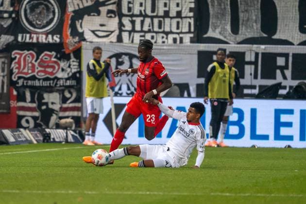 Duel between Omar Haktab Traore FC Heidenheim, 23 and Ansgar Knauff Eintracht Frankfurt, 07 , GER, 1 FC Heidenheim 1846 vs Eintracht Frankfurt, Football, 1 Bundesliga, Matchday 9, Season 2025 2026, 01 11 2025, DFL REGULATIONS PROHIBIT ANY USE OF PHOTOGRAPHS AS IMAGE SEQUENCES AND OR QUASI VIDEO, GER, 1 FC Heidenheim 1846 vs Eintracht Frankfurt, Football, 1 Bundesliga, Matchday 9, Season 2025 2026, 01 11 2025, Heidenheim Copyright: xEibner-Pressefoto EdwardxCheungx EP_ECG