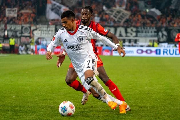 Duel between Ansgar Knauff Eintracht Frankfurt, 07 and Omar Haktab Traore FC Heidenheim, 23 , GER, 1 FC Heidenheim 1846 vs Eintracht Frankfurt, Football, 1 Bundesliga, Matchday 9, Season 2025 2026, 01 11 2025, DFL REGULATES PROHIBIT ANY USE OF PHOTOGRAPHS AS IMAGE SEQUENCES AND OR QUASI VIDEO, GER, 1 FC Heidenheim 1846 vs Eintracht Frankfurt, Football, 1 Bundesliga, Matchday 9, Season 2025 2026, 01 11 2025, Heidenheim Copyright: xEibner-Pressefoto EdwardxCheungx EP_ECG