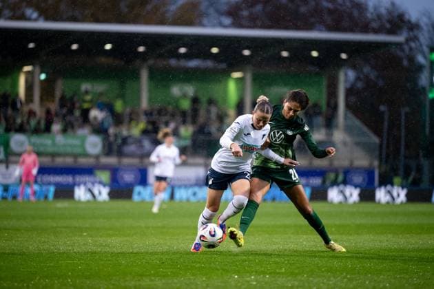 Laura Gloning TSG Hoffenheim, 20 in duel with Cora Zicai VfL Wolfsburg, 28 , GER, VfL Wolfsburg vs TSG 1899 Hoffenheim, Football Google Pixel Womens Bundesliga, Matchday 8, Season 2025 2026, 01 11 2025 DFB regulations prohibit any use of photographs as image sequences and or quasi video GER, VfL Wolfsburg vs TSG 1899 Hoffenheim, Football Google Pixel Womens Bundesliga, Matchday 8, Season 2025 2026, 01 11 2025 Wolfsburg Copyright: xEibner-Pressefoto Memmlerx EP_MMR