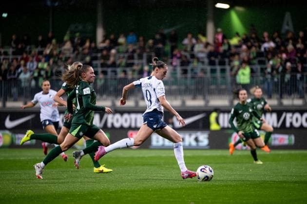 Jill Janssens TSG Hoffenheim, 09 on the ball, GER, VfL Wolfsburg vs TSG 1899 Hoffenheim, Football Google Pixel Women Bundesliga, 8 Matchday, Season 2025 2026, 01 11 2025 DFB regulations prohibit any use of photographs as image sequences and or quasi video GER, VfL Wolfsburg vs TSG 1899 Hoffenheim, Football Google Pixel Women Bundesliga, 8 Matchday, Season 2025 2026, 01 11 2025 Wolfsburg Copyright: xEibner-Pressefoto Memmlerx EP_MMR