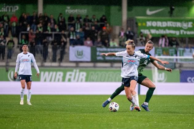 Vanessa Diehm TSG Hoffenheim, 06 in duel with Alexandra Popp VfL Wolfsburg, 11 , GER, VfL Wolfsburg vs TSG 1899 Hoffenheim, Football Google Pixel Womens Bundesliga, Matchday 8, Season 2025 2026, 01 11 2025 DFB regulations prohibit any use of photographs as image sequences and or quasi video GER, VfL Wolfsburg vs TSG 1899 Hoffenheim, Football Google Pixel Womens Bundesliga, Matchday 8, Season 2025 2026, 01 11 2025 Wolfsburg Copyright: xEibner-Pressefoto Memmlerx EP_MMR