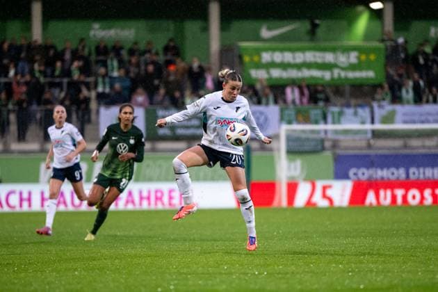 Laura Gloning TSG Hoffenheim, 20 on the ball, GER, VfL Wolfsburg vs TSG 1899 Hoffenheim, Football Google Pixel Frauen Bundesliga, 8 Spieltag, Saison 2025 2026, 01 11 2025 DFB regulations prohibit any use of photographs as image sequences and or quasi video GER, VfL Wolfsburg vs TSG 1899 Hoffenheim, Football Google Pixel Frauen Bundesliga, 8 Spieltag, Saison 2025 2026, 01 11 2025 Wolfsburg Copyright: xEibner-Pressefoto Memmlerx EP_MMR