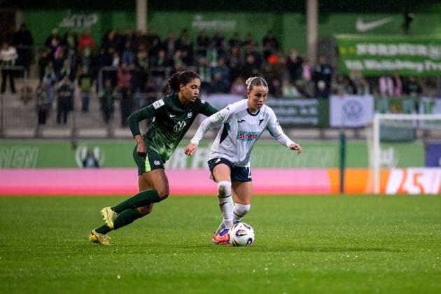 Laura Gloning TSG Hoffenheim, 20 in duel with Cora Zicai VfL Wolfsburg, 28 , GER, VfL Wolfsburg vs TSG 1899 Hoffenheim, Football Google Pixel Womens Bundesliga, Matchday 8, Season 2025 2026, 01 11 2025 DFB regulations prohibit any use of photographs as image sequences and or quasi video GER, VfL Wolfsburg vs TSG 1899 Hoffenheim, Football Google Pixel Womens Bundesliga, Matchday 8, Season 2025 2026, 01 11 2025 Wolfsburg Copyright: xEibner-Pressefoto Memmlerx EP_MMR