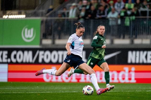 Jill Janssens TSG Hoffenheim, 09 on the ball, GER, VfL Wolfsburg vs TSG 1899 Hoffenheim, Football Google Pixel Women Bundesliga, 8 Matchday, Season 2025 2026, 01 11 2025 DFB regulations prohibit any use of photographs as image sequences and or quasi video GER, VfL Wolfsburg vs TSG 1899 Hoffenheim, Football Google Pixel Women Bundesliga, 8 Matchday, Season 2025 2026, 01 11 2025 Wolfsburg Copyright: xEibner-Pressefoto Memmlerx EP_MMR