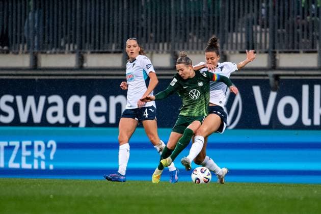 Svenja Huth VfL Wolfsburg, 10 in duel with Franziska Harsch TSG Hoffenheim, 17 , GER, VfL Wolfsburg vs TSG 1899 Hoffenheim, Football Google Pixel Womens Bundesliga, Matchday 8, Season 2025 2026, 01 11 2025 DFB regulations prohibit any use of photographs as image sequences and or quasi video GER, VfL Wolfsburg vs TSG 1899 Hoffenheim, Football Google Pixel Womens Bundesliga, Matchday 8, Season 2025 2026, 01 11 2025 Wolfsburg Copyright: xEibner-Pressefoto Memmlerx EP_MMR