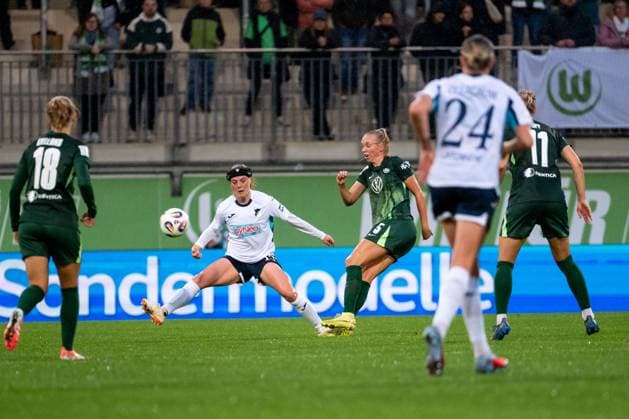 Wielle Douma TSG Hoffenheim, 13 in duel with Ella Peddemors VfL Wolfsburg, 05 , GER, VfL Wolfsburg vs TSG 1899 Hoffenheim, Football Google Pixel Womens Bundesliga, Matchday 8, Season 2025 2026, 01 11 2025 DFB regulations prohibit any use of photographs as image sequences and or quasi video GER, VfL Wolfsburg vs TSG 1899 Hoffenheim, Football Google Pixel Womens Bundesliga, Matchday 8, Season 2025 2026, 01 11 2025 Wolfsburg Copyright: xEibner-Pressefoto Memmlerx EP_MMR