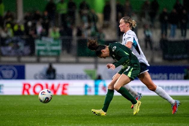 Caitlin Dijkstra VfL Wolfsburg, 03 in duel with Feli Delacauw TSG Hoffenheim, 24 , GER, VfL Wolfsburg vs TSG 1899 Hoffenheim, Football Google Pixel Womens Bundesliga, Matchday 8, Season 2025 2026, 01 11 2025 DFB regulations prohibit any use of photographs as image sequences and or quasi video GER, VfL Wolfsburg vs TSG 1899 Hoffenheim, Football Google Pixel Womens Bundesliga, Matchday 8, Season 2025 2026, 01 11 2025 Wolfsburg Copyright: xEibner-Pressefoto Memmlerx EP_MMR