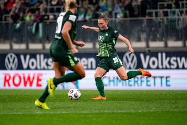 Sarai Linder VfL Wolfsburg, 39 on the ball, GER, VfL Wolfsburg vs TSG 1899 Hoffenheim, Football Google Pixel Frauen Bundesliga, 8 Spieltag, Saison 2025 2026, 01 11 2025 DFB regulations prohibit any use of photographs as image sequences and or quasi video GER, VfL Wolfsburg vs TSG 1899 Hoffenheim, Football Google Pixel Frauen Bundesliga, 8 Spieltag, Saison 2025 2026, 01 11 2025 Wolfsburg Copyright: xEibner-Pressefoto Memmlerx EP_MMR