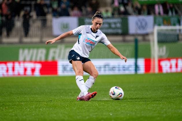 Jill Janssens TSG Hoffenheim, 09 on the ball, GER, VfL Wolfsburg vs TSG 1899 Hoffenheim, Football Google Pixel Women Bundesliga, 8 Matchday, Season 2025 2026, 01 11 2025 DFB regulations prohibit any use of photographs as image sequences and or quasi video GER, VfL Wolfsburg vs TSG 1899 Hoffenheim, Football Google Pixel Women Bundesliga, 8 Matchday, Season 2025 2026, 01 11 2025 Wolfsburg Copyright: xEibner-Pressefoto Memmlerx EP_MMR