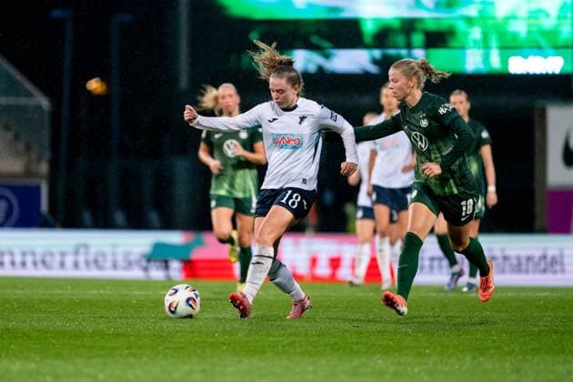 Valesca Ampoorter TSG Hoffenheim, 18 in duel with Justine Kielland VfL Wolfsburg, 18 , GER, VfL Wolfsburg vs TSG 1899 Hoffenheim, Football Google Pixel Womens Bundesliga, Matchday 8, Season 2025 2026, 01 11 2025 DFB regulations prohibit any use of photographs as image sequences and or quasi video GER, VfL Wolfsburg vs TSG 1899 Hoffenheim, Football Google Pixel Womens Bundesliga, Matchday 8, Season 2025 2026, 01 11 2025 Wolfsburg Copyright: xEibner-Pressefoto Memmlerx EP_MMR
