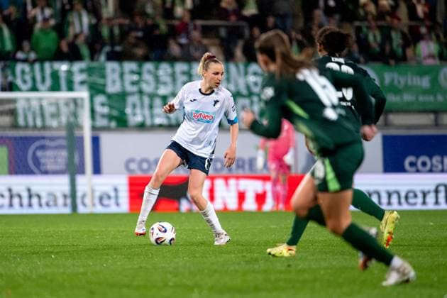 Vanessa Diehm TSG Hoffenheim, 06 on the ball, GER, VfL Wolfsburg vs TSG 1899 Hoffenheim, Football Google Pixel Women Bundesliga, 8 Matchday, Season 2025 2026, 01 11 2025 DFB regulations prohibit any use of photographs as image sequences and or quasi video GER, VfL Wolfsburg vs TSG 1899 Hoffenheim, Football Google Pixel Women Bundesliga, 8 Matchday, Season 2025 2026, 01 11 2025 Wolfsburg Copyright: xEibner-Pressefoto Memmlerx EP_MMR
