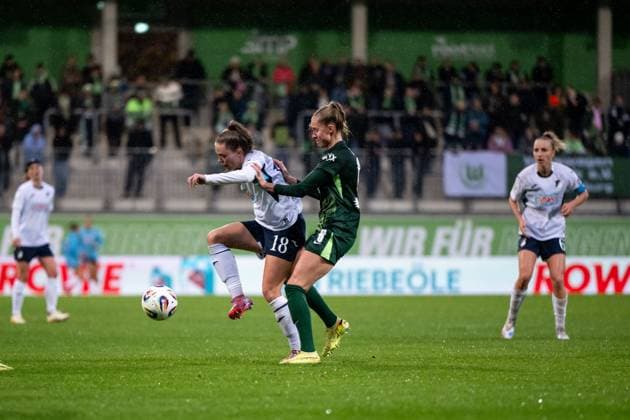 Valesca Ampoorter TSG Hoffenheim, 18 in duel with Janina Minge VfL Wolfsburg, 06 , GER, VfL Wolfsburg vs TSG 1899 Hoffenheim, Football Google Pixel Womens Bundesliga, Matchday 8, Season 2025 2026, 01 11 2025 DFB regulations prohibit any use of photographs as image sequences and or quasi video GER, VfL Wolfsburg vs TSG 1899 Hoffenheim, Football Google Pixel Womens Bundesliga, Matchday 8, Season 2025 2026, 01 11 2025 Wolfsburg Copyright: xEibner-Pressefoto Memmlerx EP_MMR