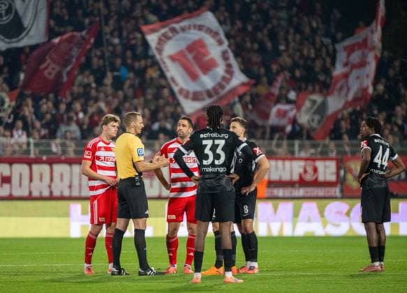 Soccer, Men, Season 2025 2026, 1 Bundesliga 9 Matchday , 1 FC Union Berlin SC Freiburg, long wait for the video evidence after the supposed goal by Andrej Ilic 1 FC Union Berlin to 1 0, f l Aljoscha Kemlein 1 FC Union Berlin , referee Sören Storks, Rani Khedira 1 FC Union Berlin , Jordy Makengo SC Freiburg, Maximilian Eggestein SC Freiburg, Johan Manzambi Freiburg , 01 11 2025, Copyright: xMatthiasxKochx