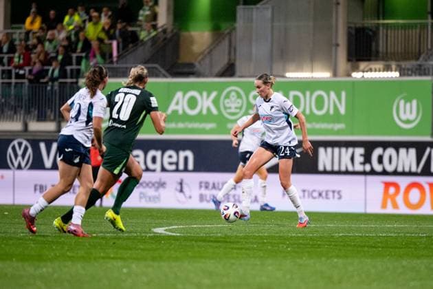Feli Delacauw TSG Hoffenheim, 24 on the ball, GER, VfL Wolfsburg vs TSG 1899 Hoffenheim, Football Google Pixel Frauen Bundesliga, 8 Spieltag, Saison 2025 2026, 01 11 2025 DFB regulations prohibit any use of photographs as image sequences and or quasi video GER, VfL Wolfsburg vs TSG 1899 Hoffenheim, Football Google Pixel Frauen Bundesliga, 8 Spieltag, Saison 2025 2026, 01 11 2025 Wolfsburg Copyright: xEibner-Pressefoto Memmlerx EP_MMR