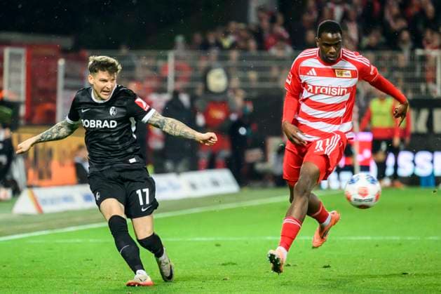 in the picture from l Lukas Kuebler SC Freiburg , Ilyas Ansah 1 FC Union , duel, action, fight, fights for the ball, GER, Berlin, 1 FC Union Berlin vs SC Freiburg, Bundesliga, football, DFB, season 2025 2026, Alte Foersterei, DFB DFL REGULATIONS PROHIBIT ANY USE OF PHOTOGRAPHS AS IMAGE SEQUENCES AND OR QUASI VIDEO, 01 11 25, Copyright: HMBxMedia UwexKoch